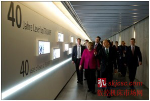 德國總理安格拉·默克爾的目光停留在通快家族企業(yè)的技術(shù)歷史上