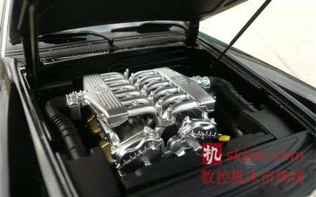 　　旗艦動力v12發動機采用小批量精品生產工藝，這顆自主芯為紅旗增添了無限的澎湃動力，其首創的新技術和新結構現已達到國際領先水平。在這樣的標準和前提下，鄭鉆蓄力攻堅，打造專項設計研發團隊，順利完成此次研發。經一汽方審核評議，公司出具的配套方案得以在眾多刀具設計方案中脫穎而出。  　　方案采納后，技術、生產團隊據此再度深入研制。后經實踐論證，研制方案以高于同行業兩倍以上的效率取得試加工圓滿成功。鄭鉆刀具終以高強度、高效率、高精準的卓越品質力逐群雄，助力國車風采。