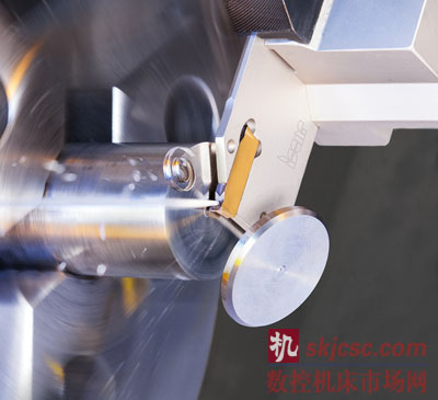 內冷式切斷刀（JET-CUT）（圖3） – 針對切削熱問題的冷卻方案：帶內冷卻通孔的雙頭刀片使得冷卻液直達切削區域