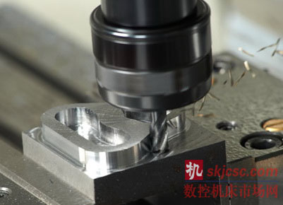 為配合即將在11月推出的圓柄刀具樣本，多馬加大硬質合金銑削種類的力度。   其中包括增加現有刀具種類以及全新系列產品，例如圓角半徑和超精加工刀具。   最顯著的影響是多馬的多應用硬質合金銑刀系列。不平均螺旋，圓角半徑和各種粗齒鋸產品，在材質的通用性和穩定性方面大大提高了客戶的可選擇范圍。   設計主要是為了提高生產效率，新型刀具將被推薦用于通用加工中，加工和材質類型所帶來的好處在后期節省庫存和刀具更換省時方面得到體現。   其中也包括在多材料加中的三倒角刀，有60°，90或120°。   公司的球頭銑刀系列成為新的產品補充。其中的幾種表面精加工和前角加工擴大了加工范圍，可延伸到包括淬硬鋼在內的所有材質（達到63HRC）。   一個全新的多馬硬質合金銑刀組合補充了四凹槽圓角半徑立銑刀。所有的特點體現在不均等的螺旋槽形和多種槽圓角平滑的切削，以及在難加工如圓角半徑加工中提高圓角壽命。   兩款新型銑刀組合針對銑削多種難加工材質，如不銹鋼，鈦合金和鎳合金。第一個特點是針對不均衡螺旋和不等間距槽形以及從開槽到半精加工的支持。多馬產品經理瑞奇.佩林解釋道，“這款產品通過減少振動來平衡切削加工，提高刀具壽命增加切削參數，同時也提高了表面光潔度,減少微斷屑。”   第二個新系列包括多槽超精加工刀具。可以使用氮化鋁鈦或鈦氮化硅涂層，所有特征體現在高螺旋，保證穩定性的低傾角，以及提高加工材質壽命，包括淬火鋼，不銹鋼，鈦合金和鎳合金。   最后說明的是, 有幾款新型單、雙槽刀具可用于鋁和其他有色金屬材料的銑削加工。高拋光表面以減少刀具表面和工件之間的摩擦，提高速度，效率，切屑疏散和減少停機時間。一款金剛石刀具也可用于加工高耐磨材料-主要是石墨。   所有刀具都適用于多種類切削, 由此提高了產品的加工范圍. 