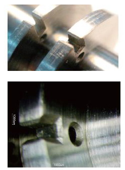 通過工藝試驗(yàn)表明:針對零件1.5 mm×3 mm和1.5 mm×3.5 mm的走線槽以及φ 1.5 mm走線孔邊沿的毛刺,采用電火花成形的加工方法進(jìn)行加工去除具有如下幾方面的優(yōu)點(diǎn):①零件去毛刺過程可控,且不會(huì)造成零件表面劃傷。②大大減輕了勞動(dòng)強(qiáng)度。③操作過程可控、省時(shí)高效,加工效率能提高50%以上。④能保證倒角加工的一致性,適合零件的批量化生產(chǎn)。采用電火花成形加工效果良好,其加工后效果如圖7、圖8所示 通過工藝試驗(yàn)表明:針對零件1.5 mm×3 mm和1.5 mm×3.5 mm的走線槽以及φ 1.5 mm走線孔邊沿的毛刺,采用電火花成形的加工方法進(jìn)行加工去除具有如下幾方面的優(yōu)點(diǎn):①零件去毛刺過程可控,且不會(huì)造成零件表面劃傷。②大大減輕了勞動(dòng)強(qiáng)度。③操作過程可控、省時(shí)高效,加工效率能提高50%以上。④能保證倒角加工的一致性,適合零件的批量化生產(chǎn)。采用電火花成形加工效果良好,其加工后效果如圖7、圖8所示。